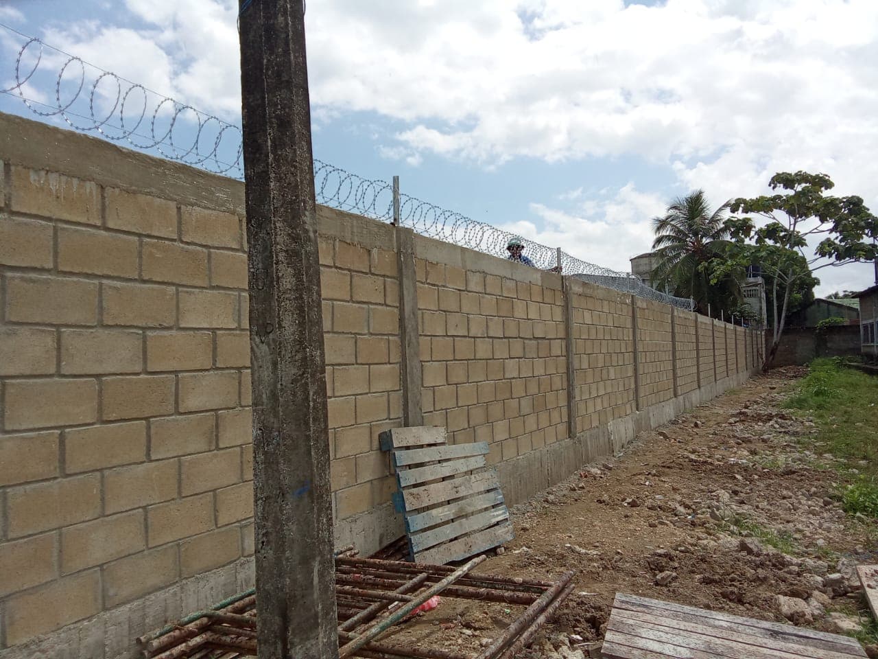 CONSTRUCCIÓN DE UN TRAMO DE MURO DE CERRAMIENTO EN LA INSTITUCIÓN EDUCATIVA LUÍS PATRÓN ROSANO, ZONA URBANA DEL MUNICIPIO SANTIAGO DE TOLÚ